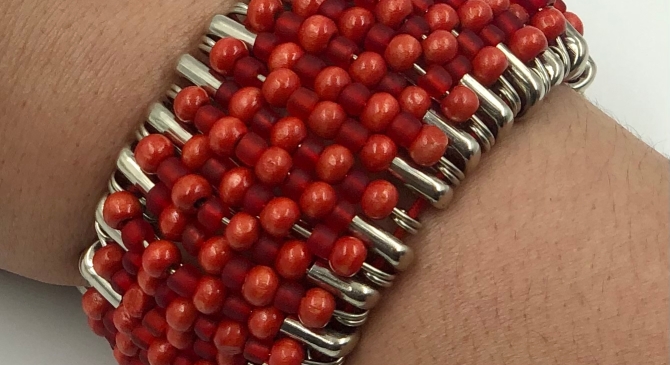 Red wooden and glass beaded bracelet / Kırmızı ahşap ve cam boncuklu bileklik